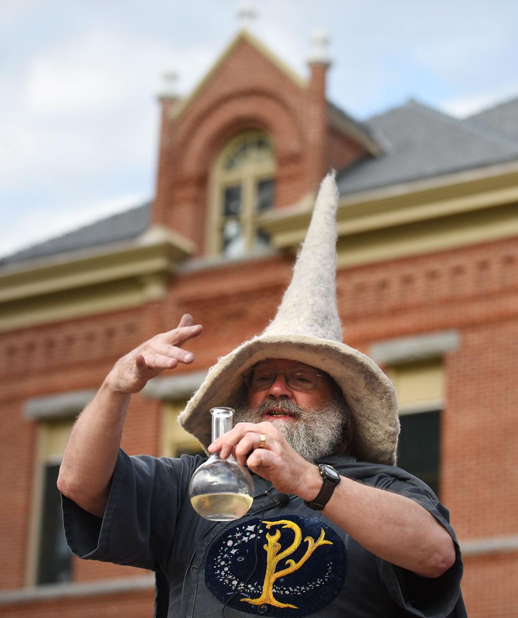G Wiz the Wizard performing a spell
